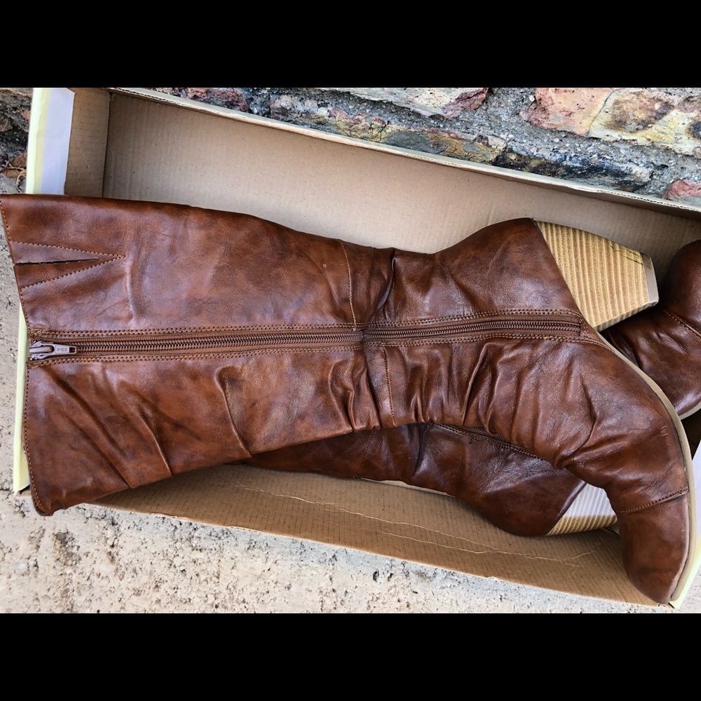 Boots - Picture 3 of 8